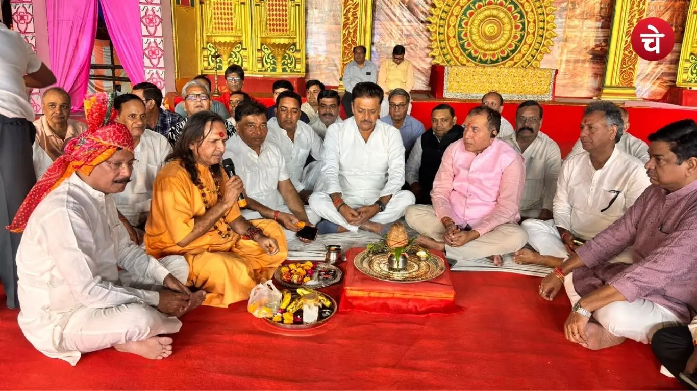 The presence of BJP leader Manoj Gupta alongside Rajya Sabha MP Surendra Nagar at the Ramlila in Noida Sector-46 has become a topic of discussion